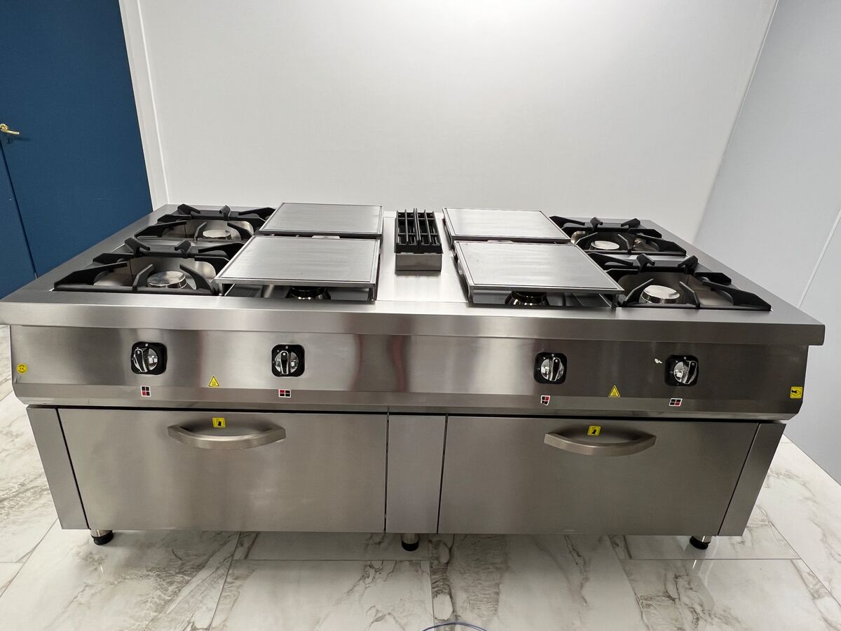 Masina de gatit / Aragaz profesional 8 arzatoare, 2 cuptoare pasante, 4 usi cu deschidere pe ambele parti 2000x1000x850mm