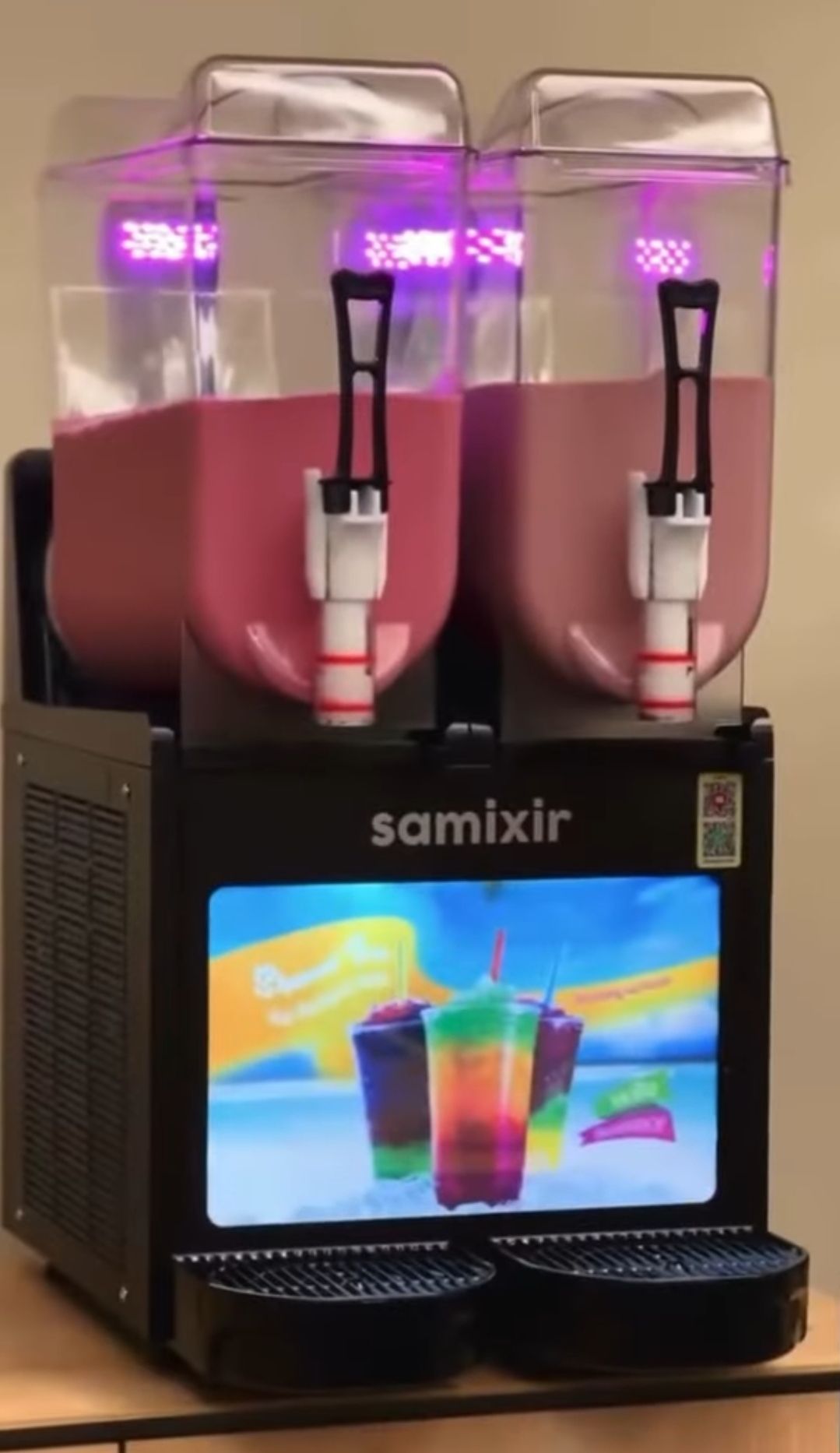 Aparat dozator bauturi cu granita 12 l +12 l, cu display luminat si cuve multicolore, negru Aparat dozator bauturi cu granita 12 l +12 l, cu display luminat si cuve multicolore, negru