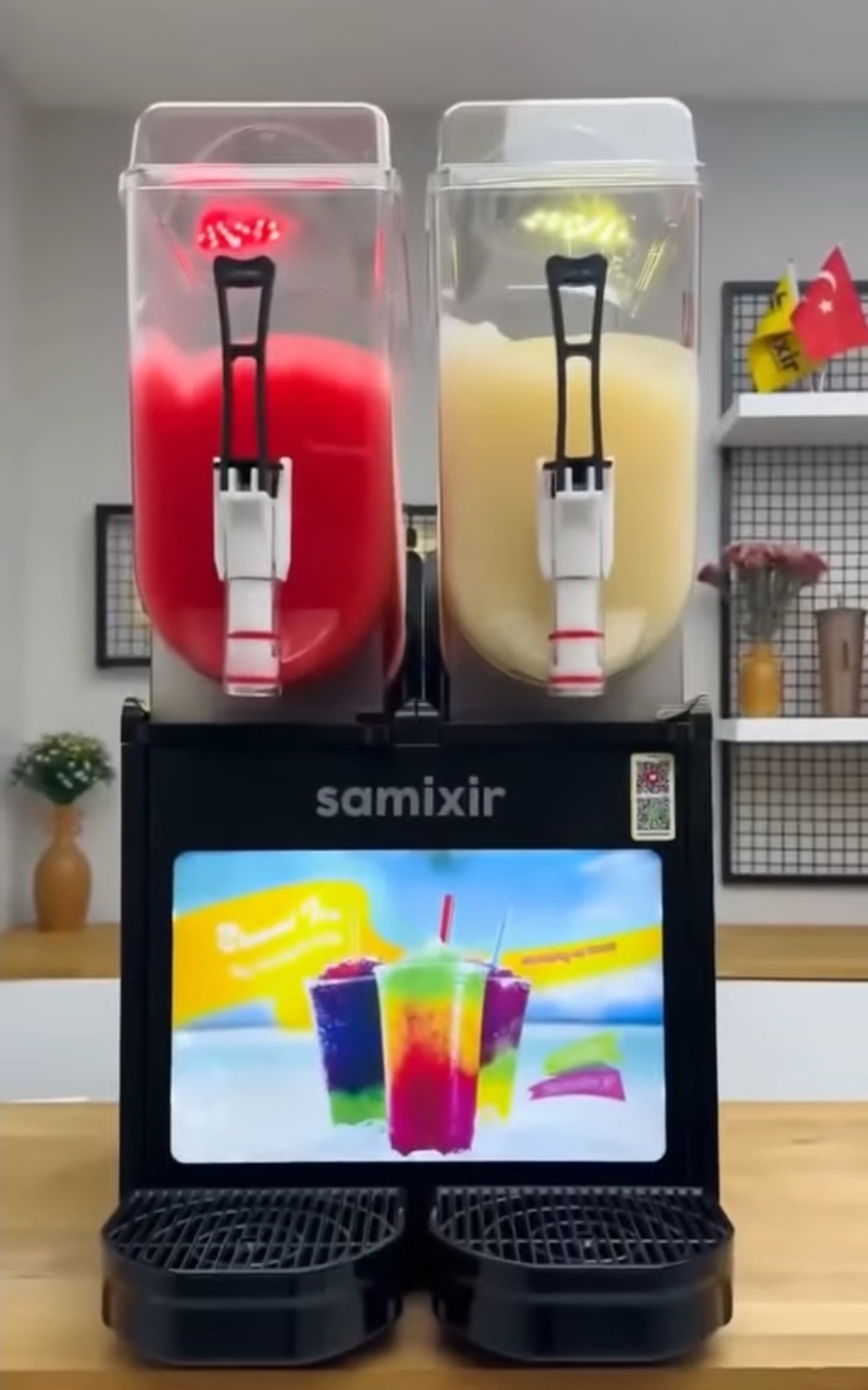 Aparat dozator bauturi cu granita 12 l +12 l, cu display luminat si cuve multicolore, negru Aparat dozator bauturi cu granita 12 l +12 l, cu display luminat si cuve multicolore, negru