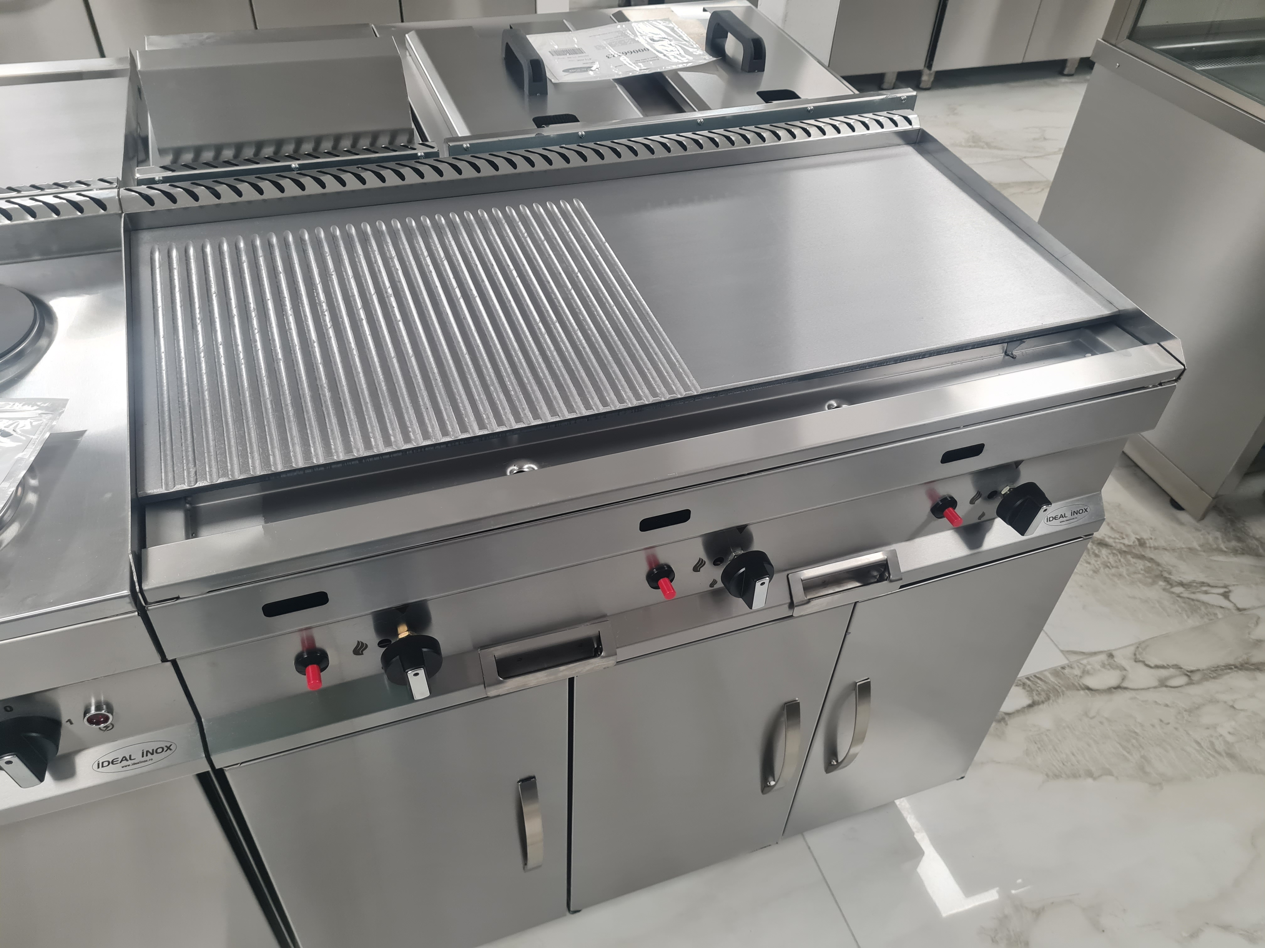 Grill de banc striat si neted, jumate, jumate de 10 mm grosime, 900x500x250mm Grill de banc striat si neted, jumate, jumate de 10 mm grosime, 900x500x250mm