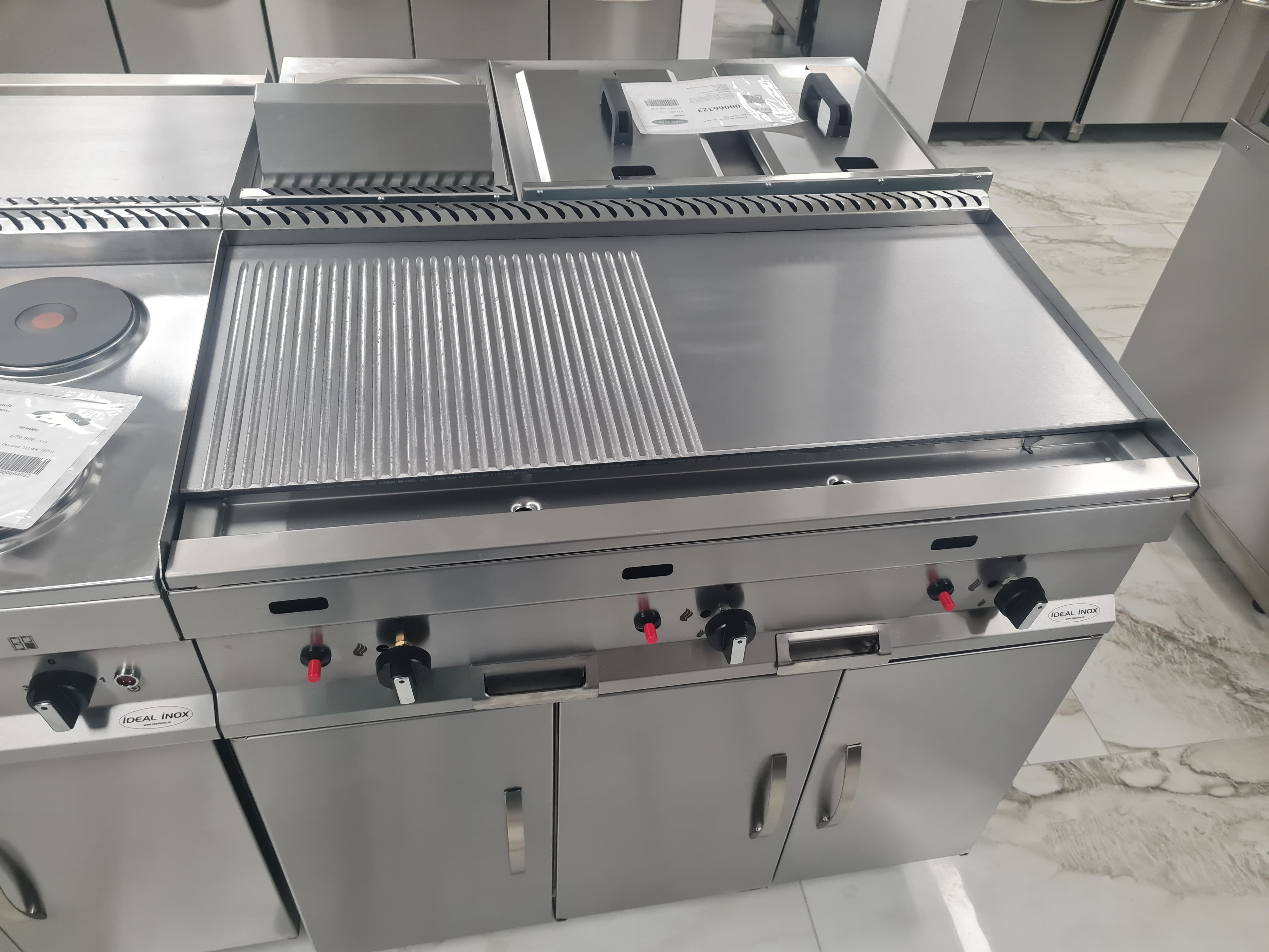 Grill de banc striat si neted, jumate, jumate de 10 mm grosime, 900x500x250mm Grill de banc striat si neted, jumate, jumate de 10 mm grosime, 900x500x250mm