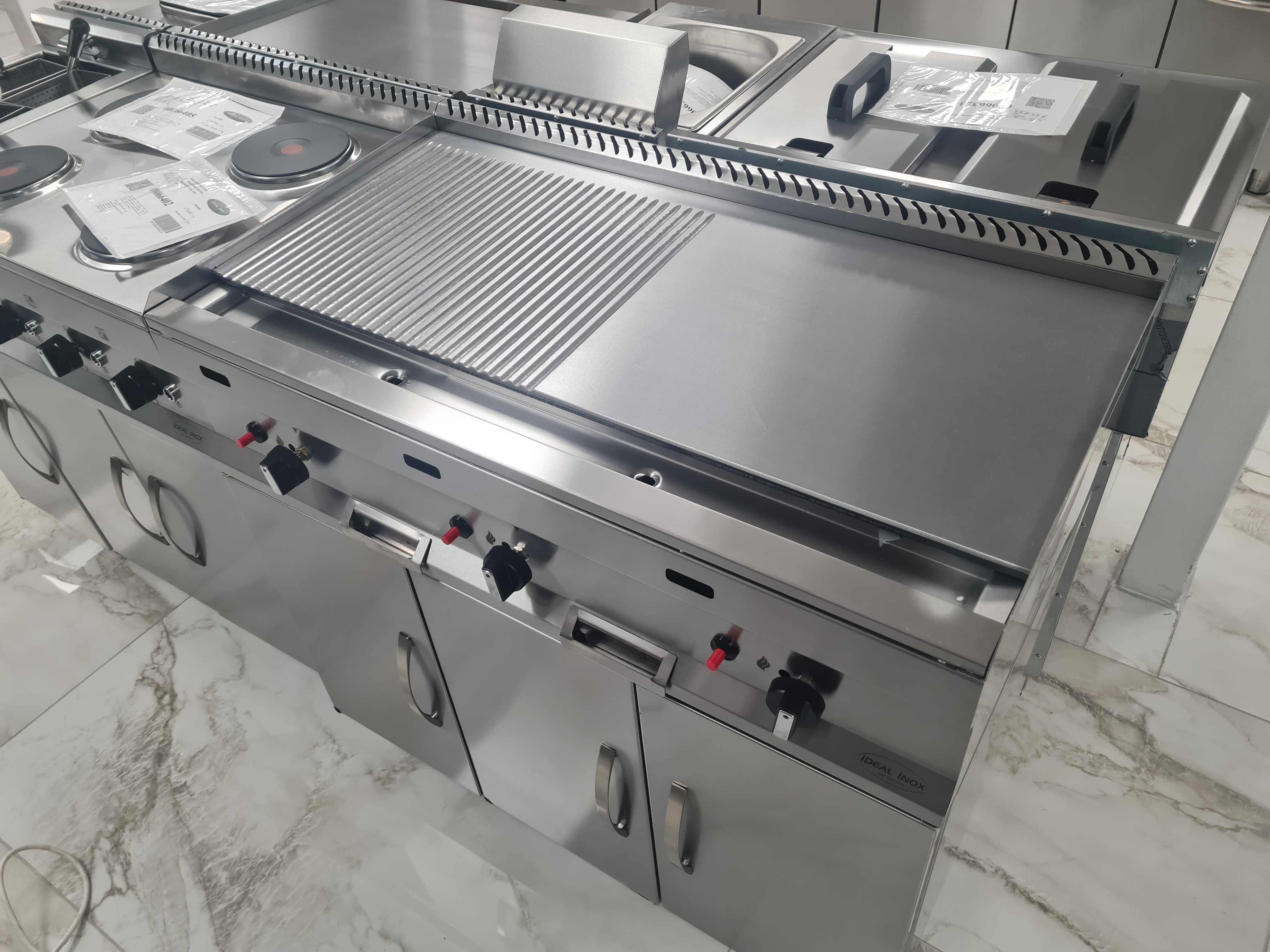 Grill de banc striat si neted, jumate, jumate de 10 mm grosime, 900x500x250mm Grill de banc striat si neted, jumate, jumate de 10 mm grosime, 900x500x250mm