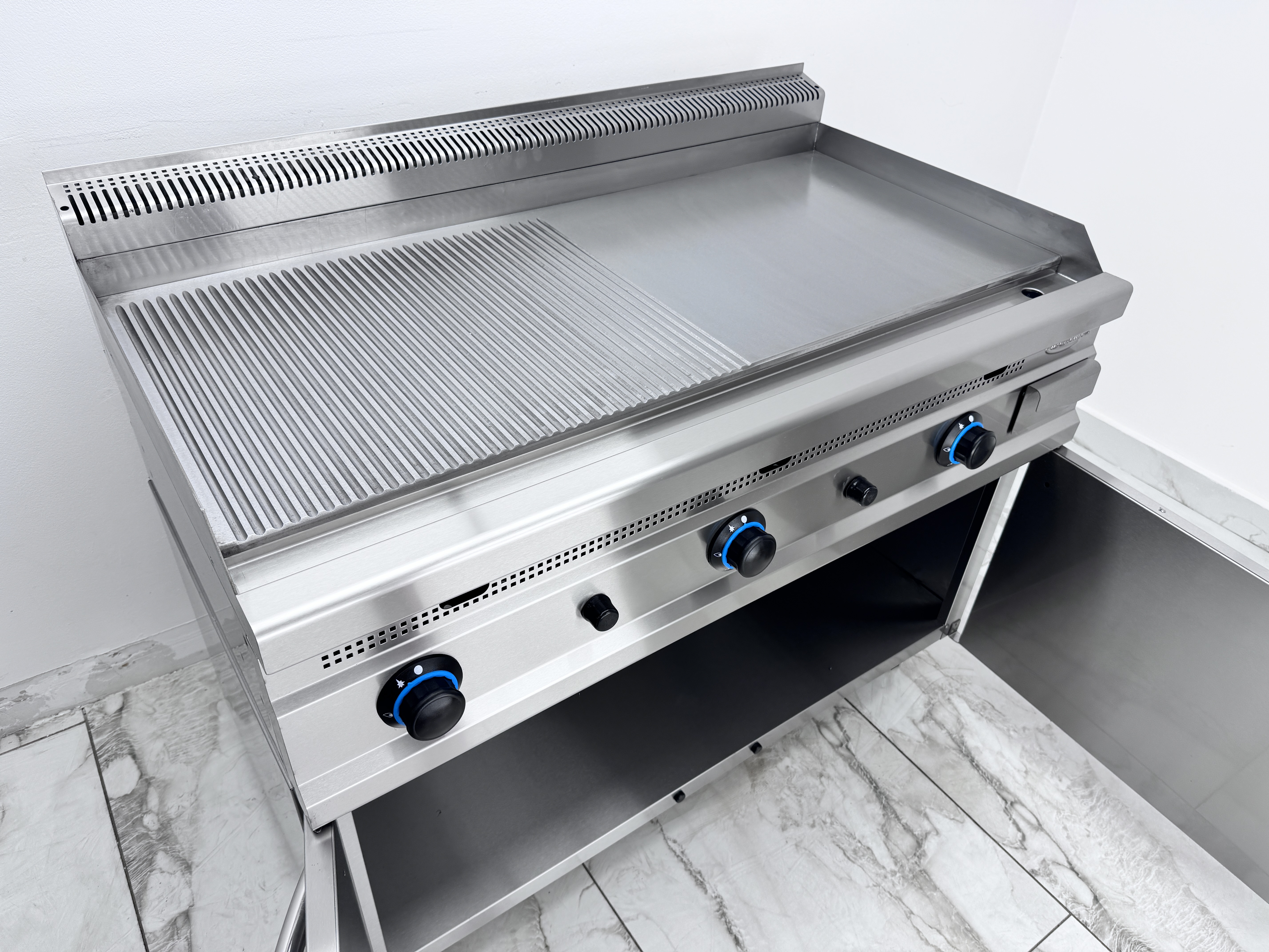 Grill profesional pe gaz 1200x700x300mm de banc cu suprafata neteda si striata