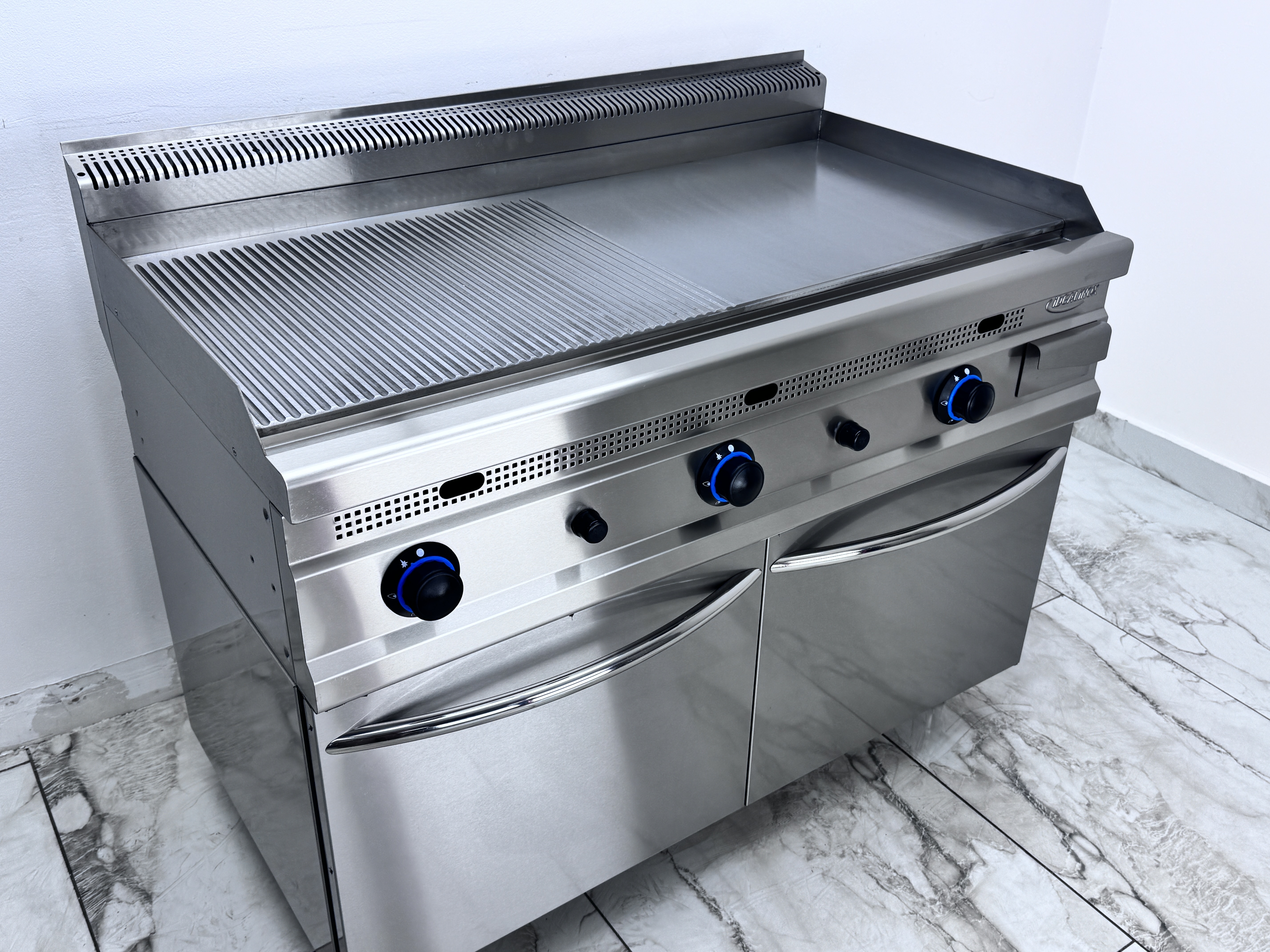 Grill profesional pe gaz 1200x700x300mm de banc cu suprafata neteda si striata