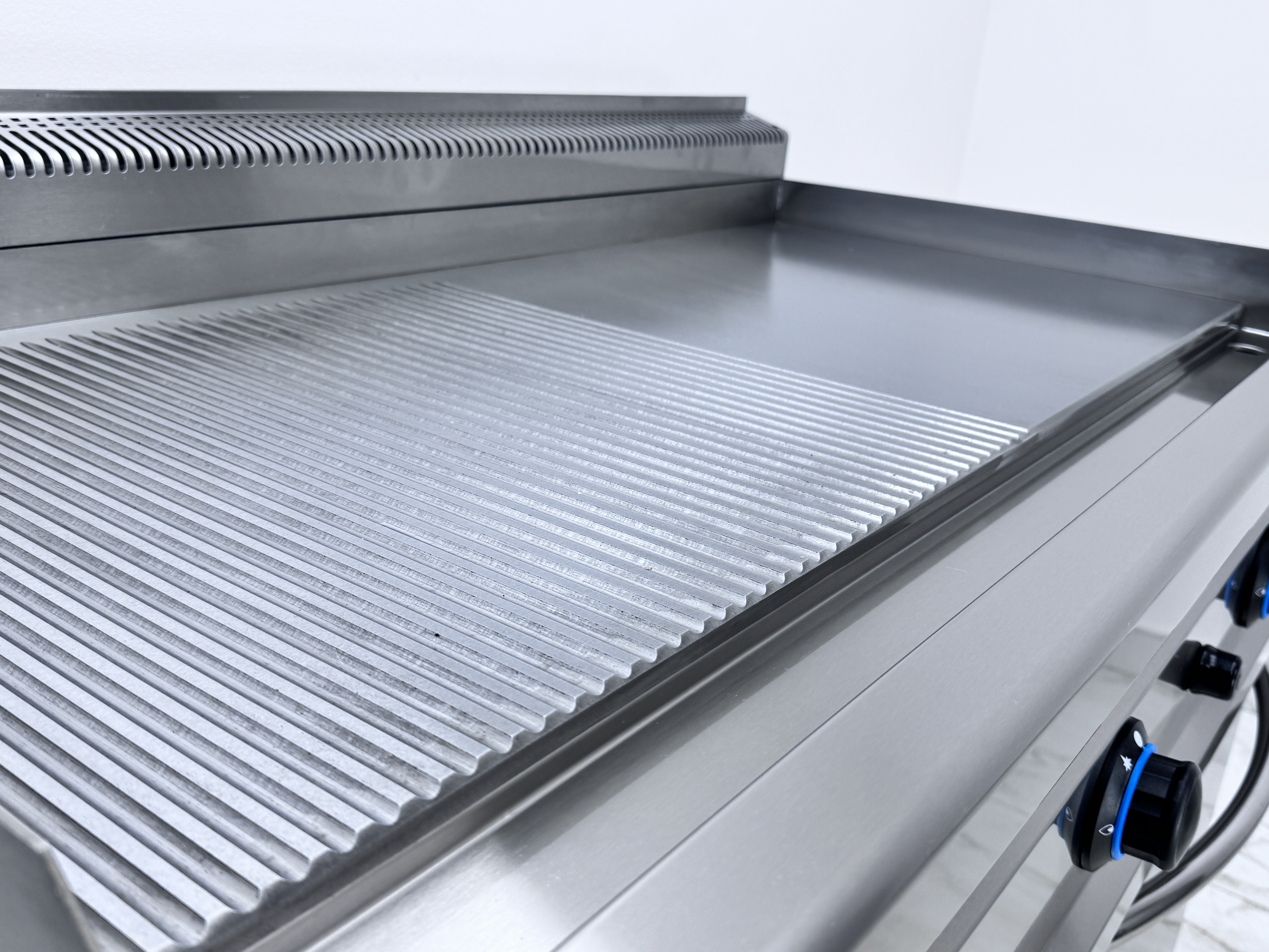 Grill profesional pe gaz 1200x700x300mm de banc cu suprafata neteda si striata