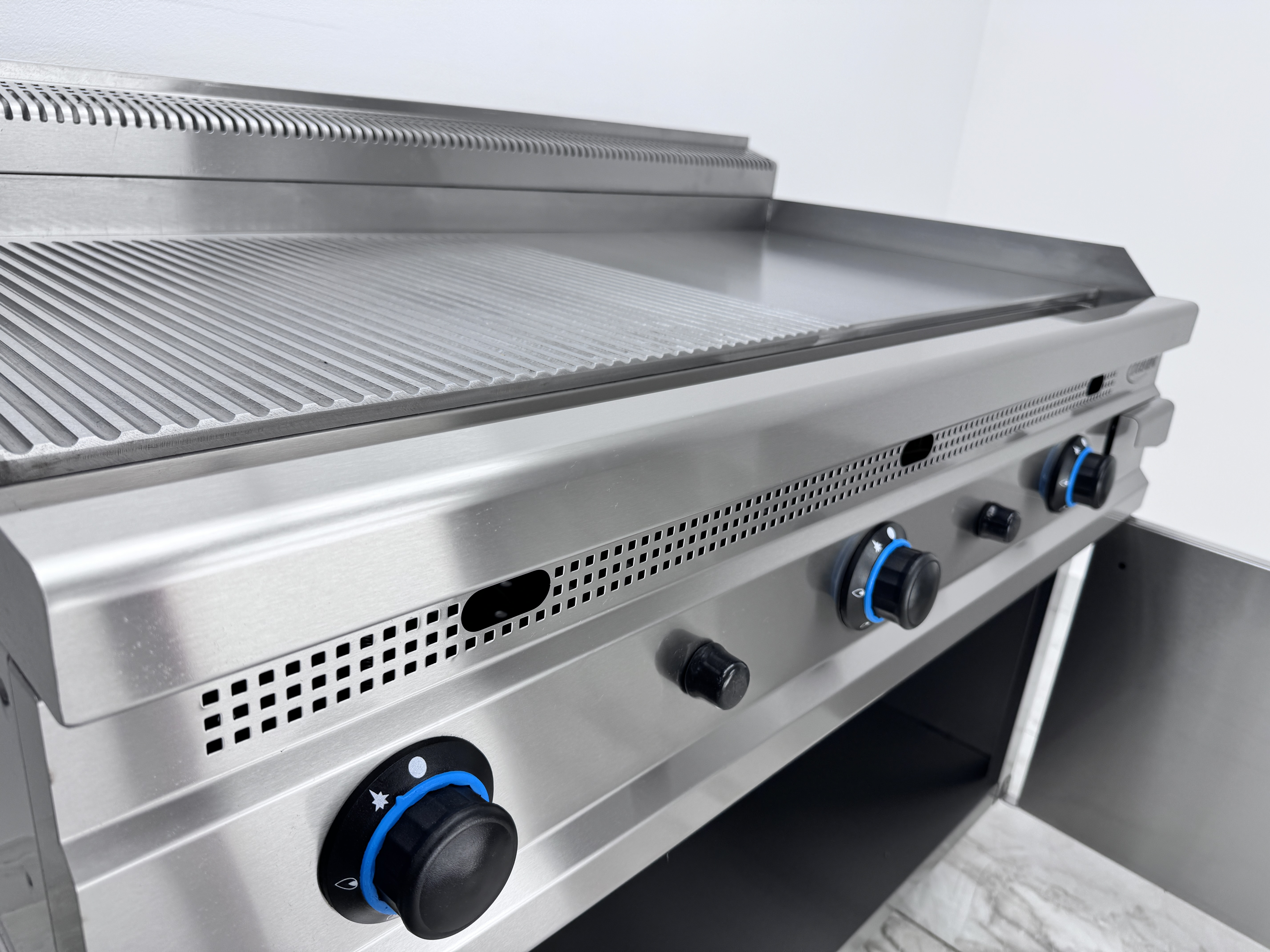 Grill profesional pe gaz 1200x700x300mm de banc cu suprafata neteda si striata