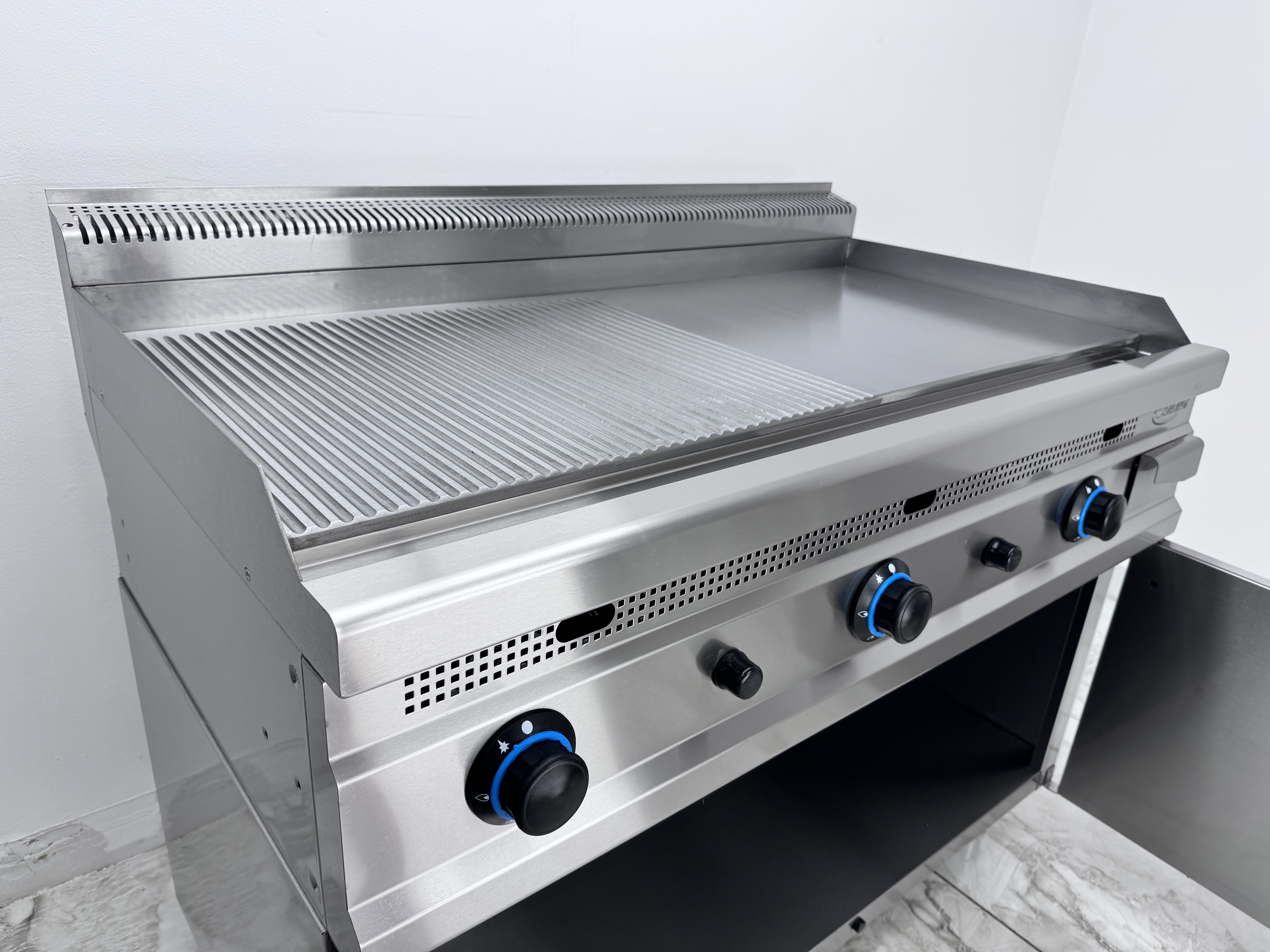 Grill profesional pe gaz 1200x700x300mm de banc cu suprafata neteda si striata