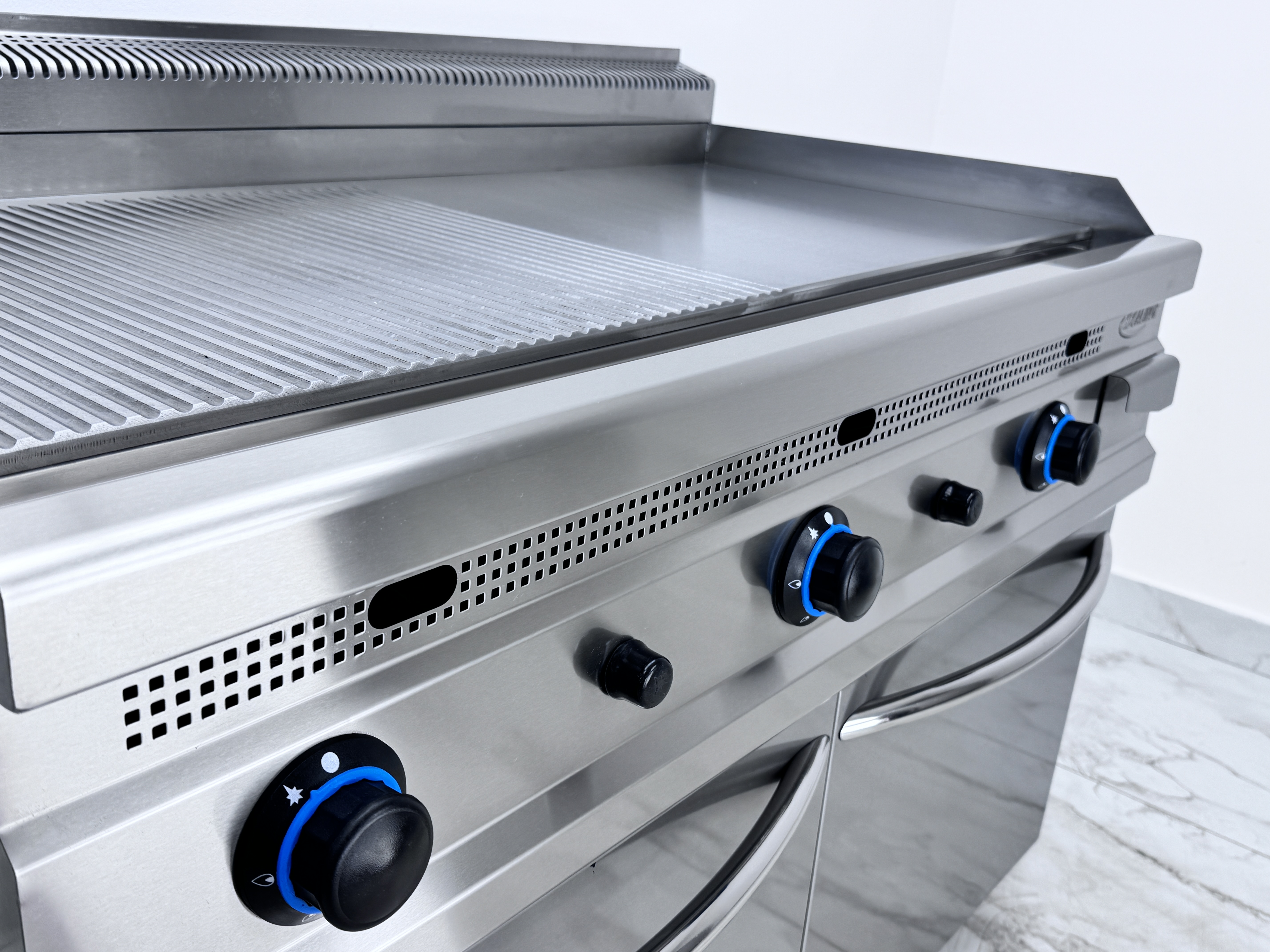 Grill profesional pe gaz 1200x700x300mm de banc cu suprafata neteda si striata