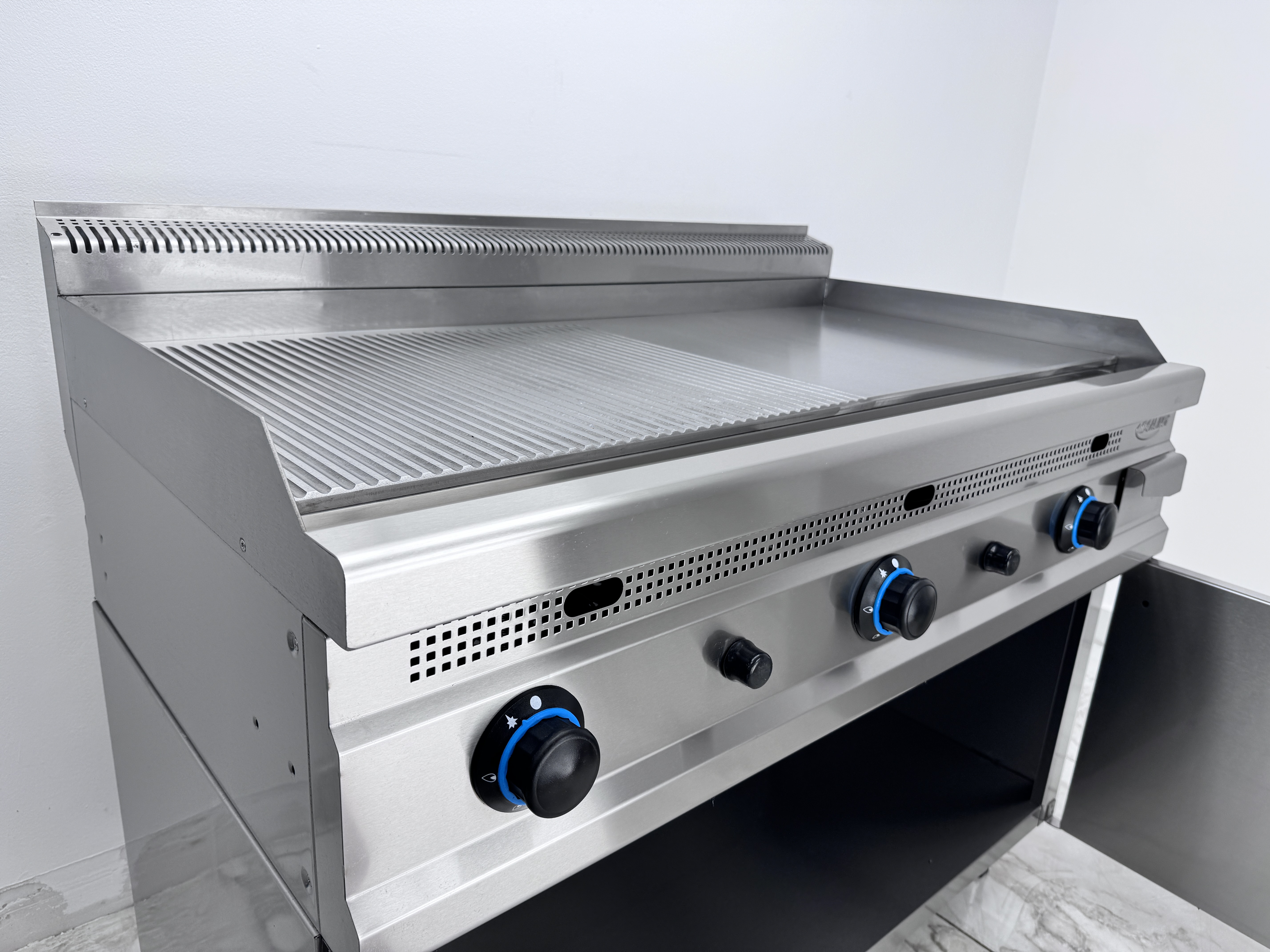 Grill profesional pe gaz 1200x700x300mm de banc cu suprafata neteda si striata