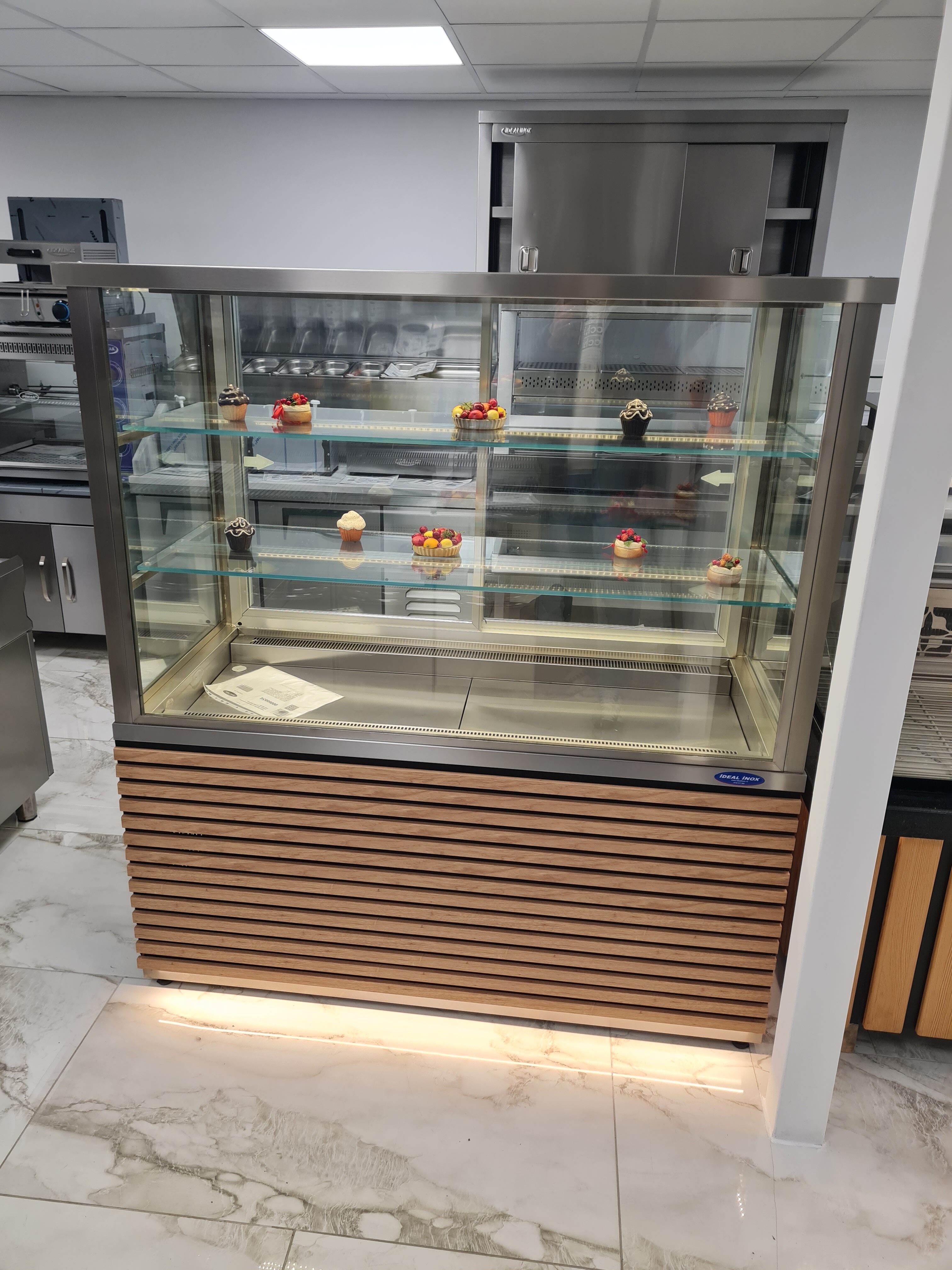 Vitrina frigorifica cu riflaj pentru prezentare prajituri, sucuri, salate, 1450x700x1660mm Vitrina frigorifica cu riflaj pentru prezentare prajituri, sucuri, salate, 1450x700x1660mm