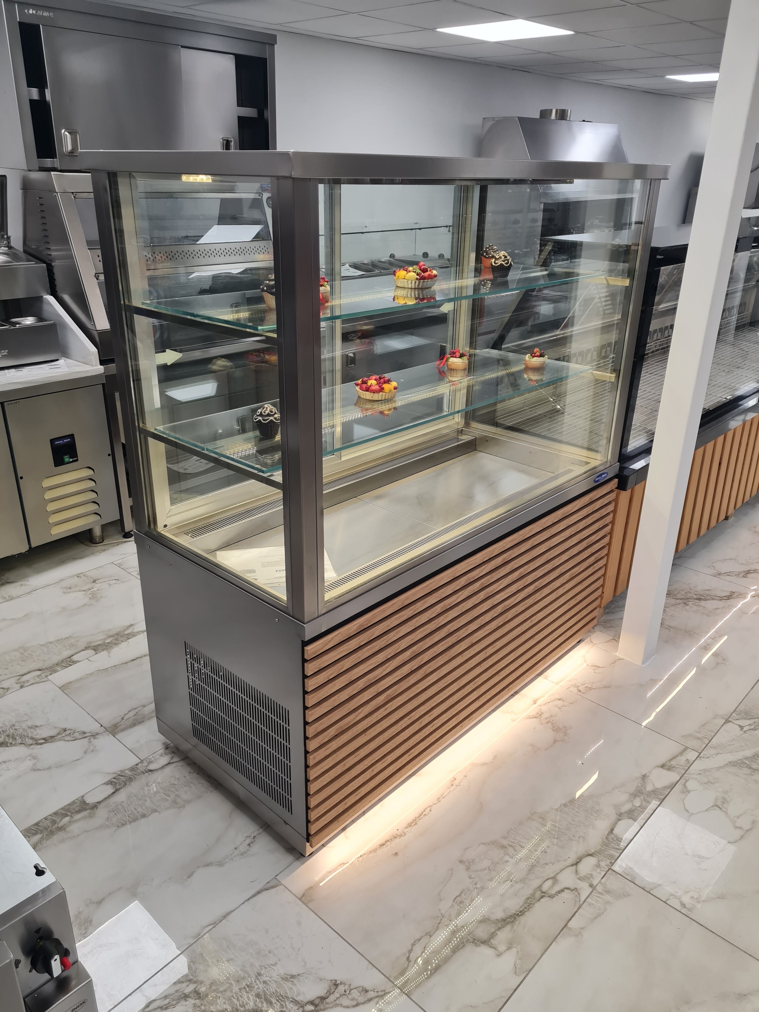 Vitrina frigorifica cu riflaj pentru prezentare prajituri, sucuri, salate, 1450x700x1660mm Vitrina frigorifica cu riflaj pentru prezentare prajituri, sucuri, salate, 1450x700x1660mm