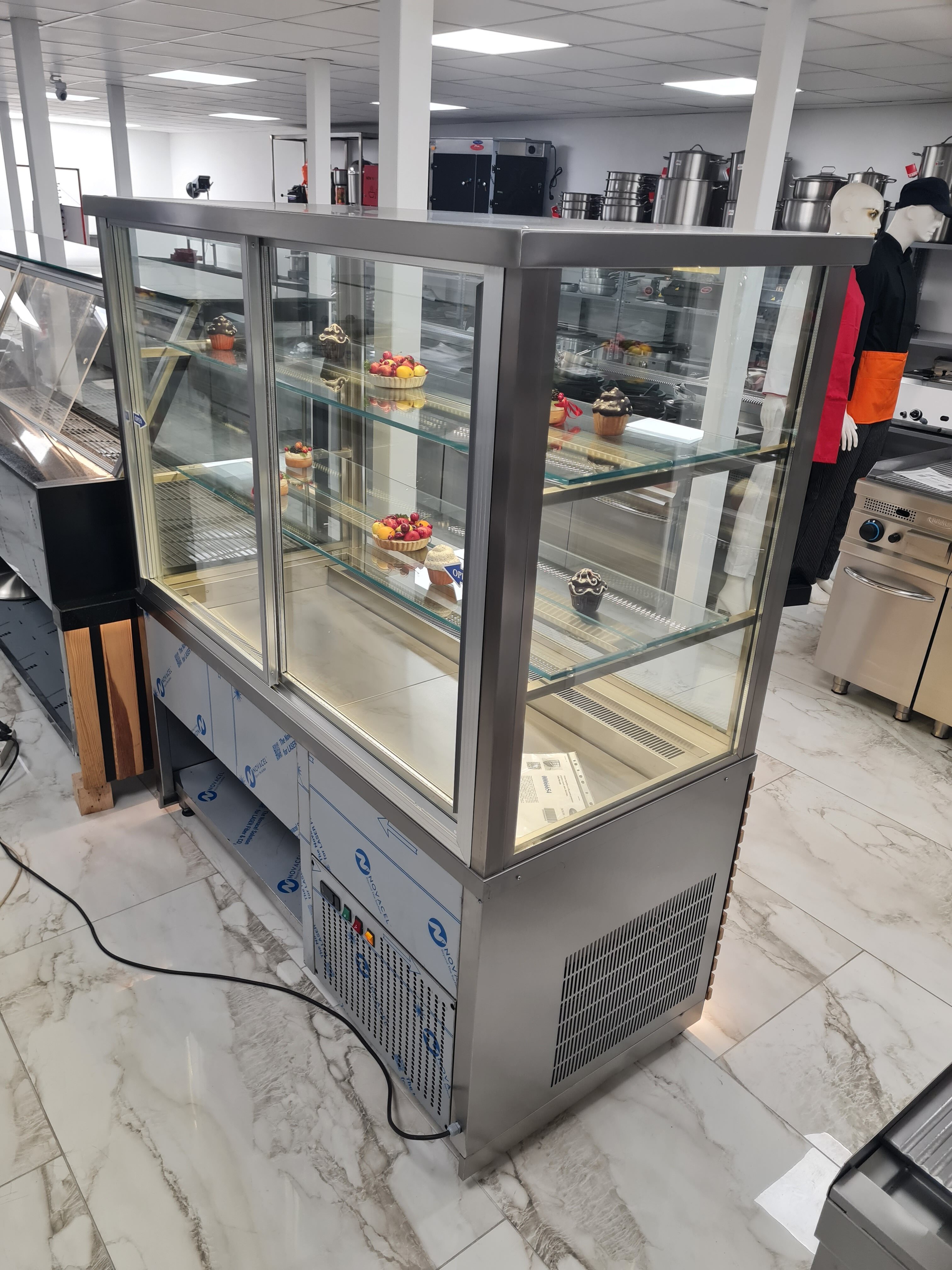 Vitrina frigorifica cu riflaj pentru prezentare prajituri, sucuri, salate, 1450x700x1660mm Vitrina frigorifica cu riflaj pentru prezentare prajituri, sucuri, salate, 1450x700x1660mm