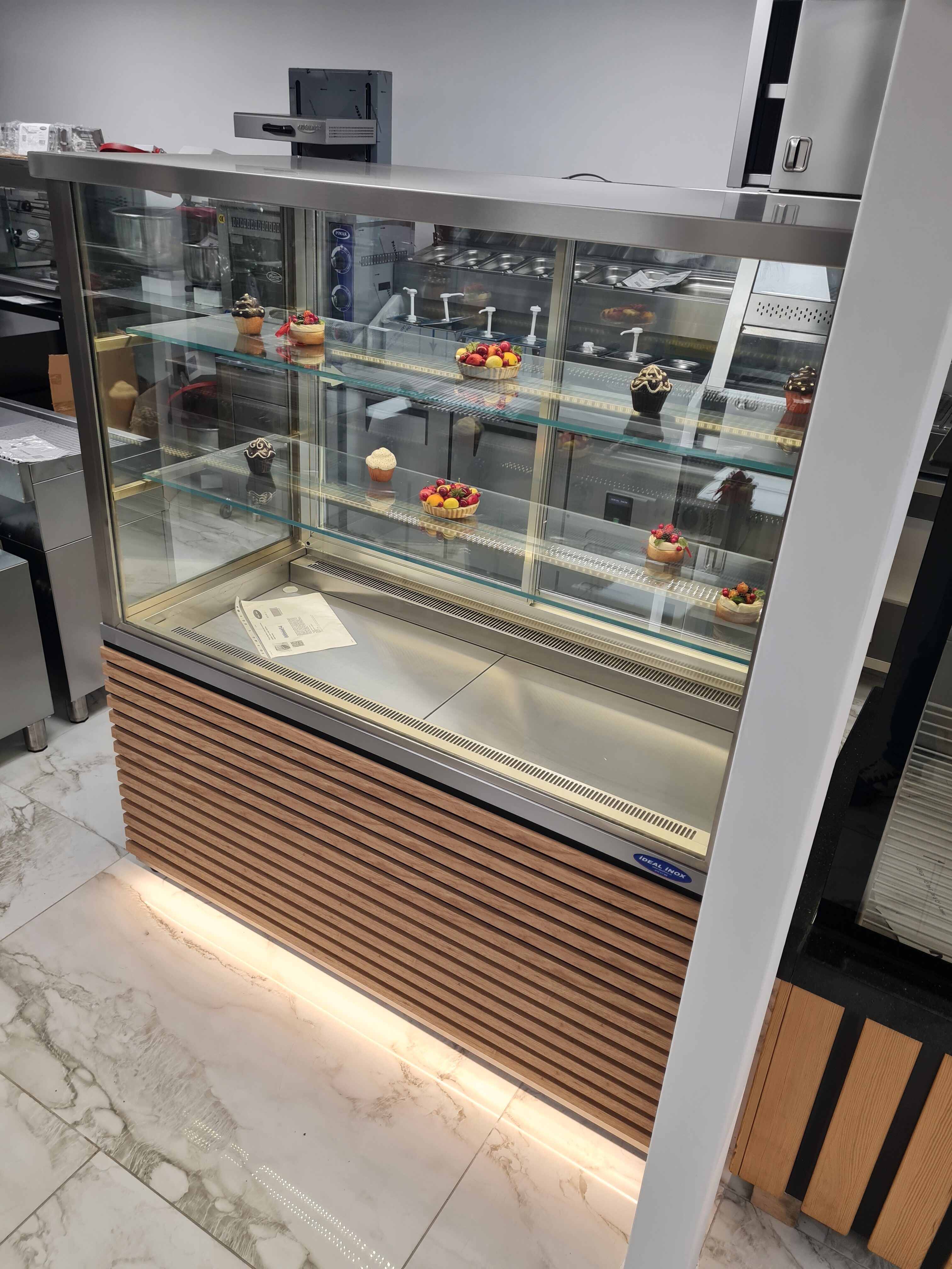 Vitrina frigorifica cu riflaj pentru prezentare prajituri, sucuri, salate, 1450x700x1660mm Vitrina frigorifica cu riflaj pentru prezentare prajituri, sucuri, salate, 1450x700x1660mm