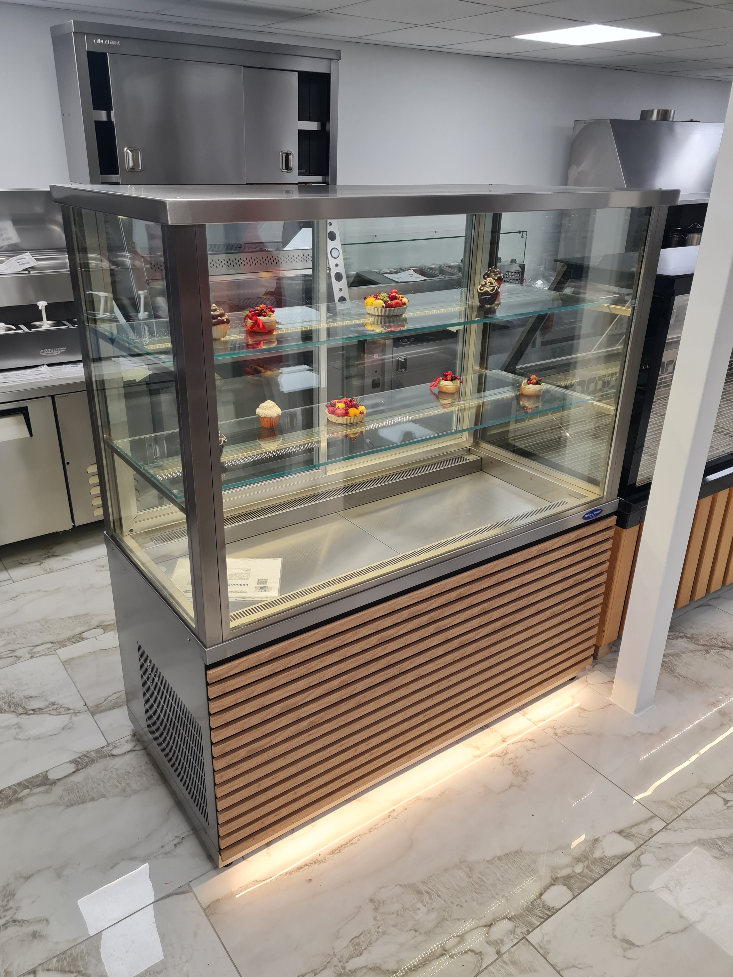 Vitrina frigorifica cu riflaj pentru prezentare prajituri, sucuri, salate, 1450x700x1660mm Vitrina frigorifica cu riflaj pentru prezentare prajituri, sucuri, salate, 1450x700x1660mm