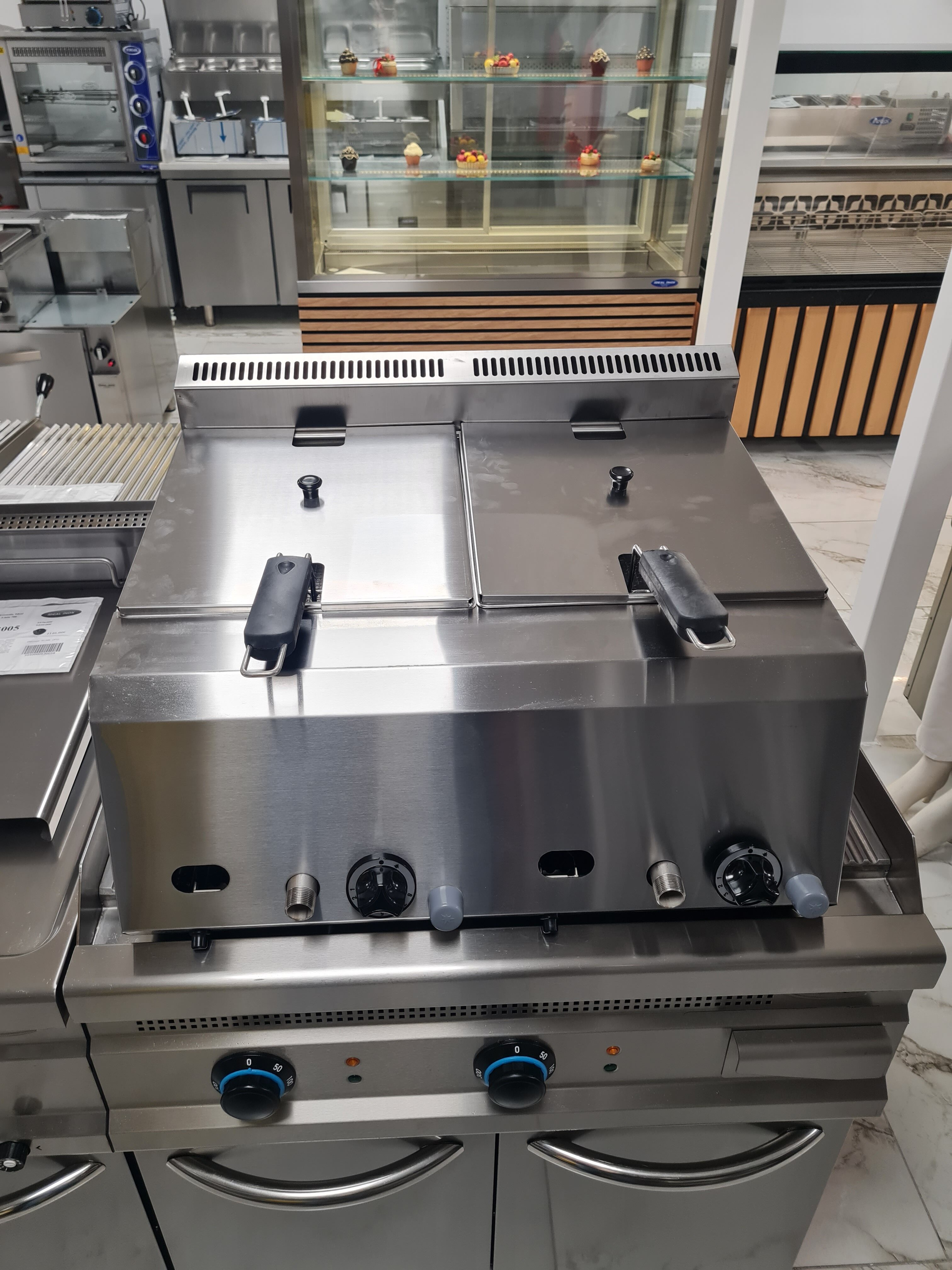 Friteuza dubla gaz 8+8 litri cu robinet de scurgere ulei, de banc Friteuza dubla gaz 8+8 litri cu robinet de scurgere ulei, de banc