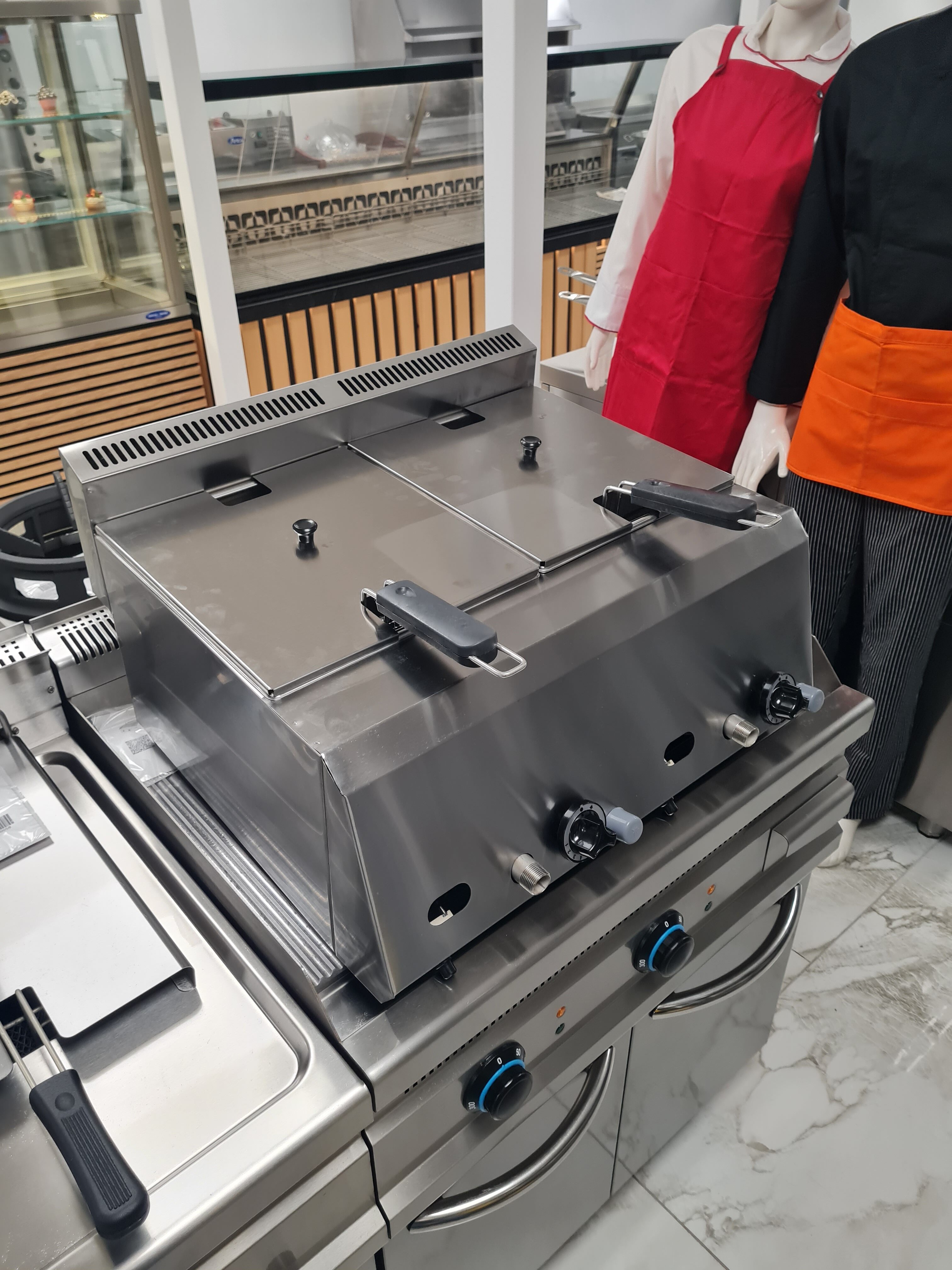 Friteuza dubla gaz 8+8 litri cu robinet de scurgere ulei, de banc Friteuza dubla gaz 8+8 litri cu robinet de scurgere ulei, de banc