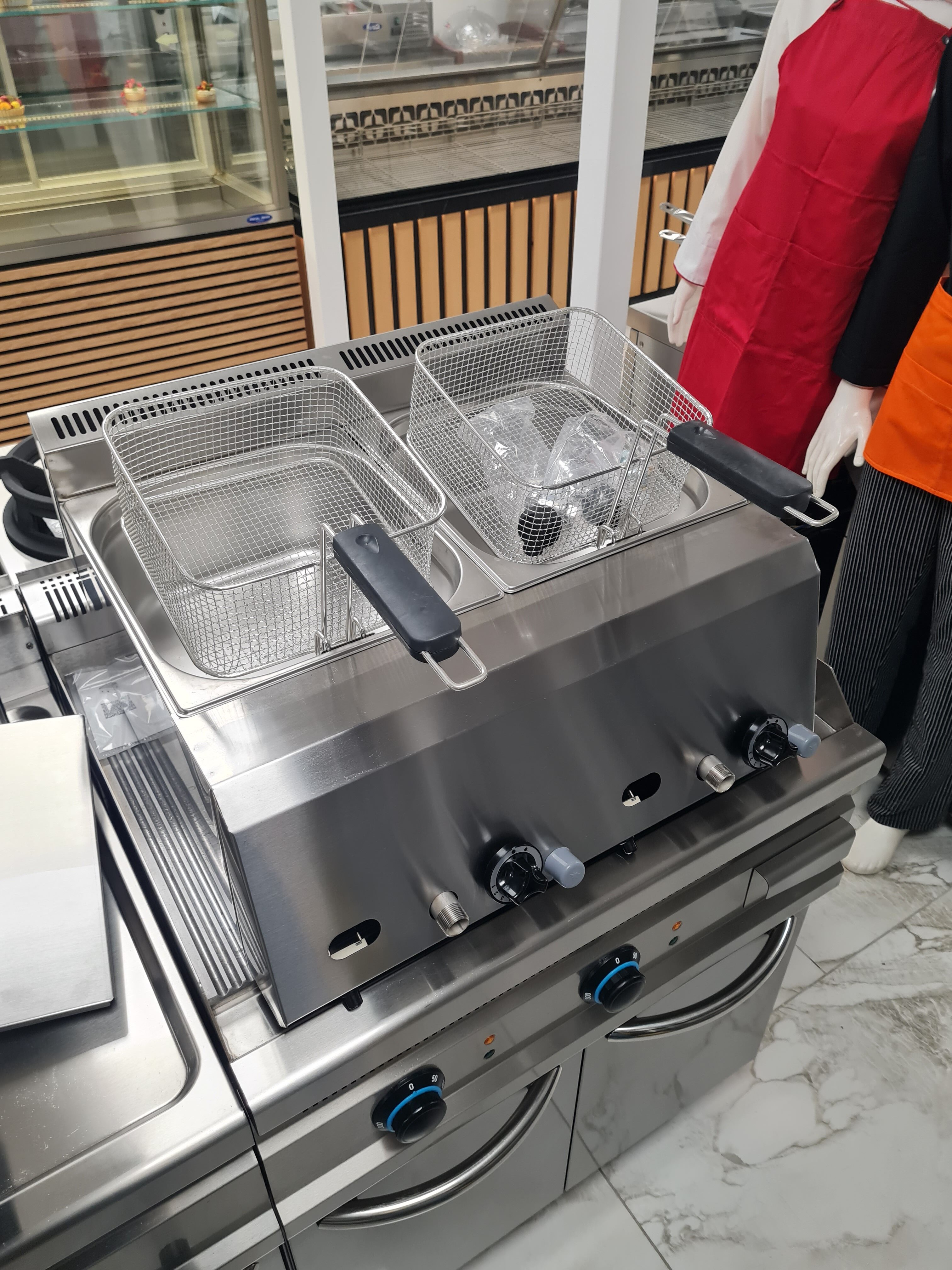 Friteuza dubla gaz 8+8 litri cu robinet de scurgere ulei, de banc Friteuza dubla gaz 8+8 litri cu robinet de scurgere ulei, de banc