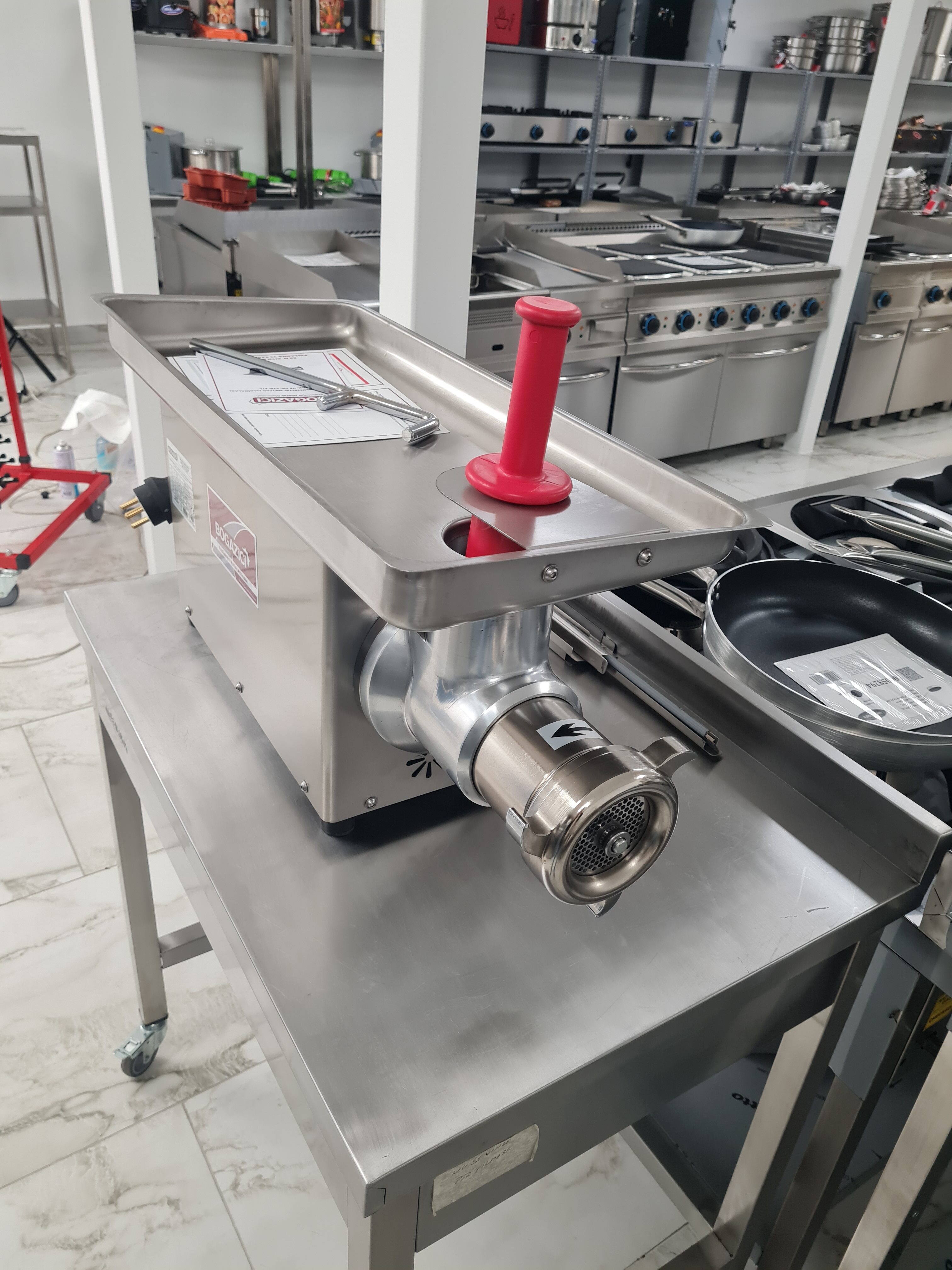 Masina profesionala de tocat carne, 400 Kg/h, alimentare 230V sau 380V Masina profesionala de tocat carne, 400 Kg/h, alimentare 230V sau 380V