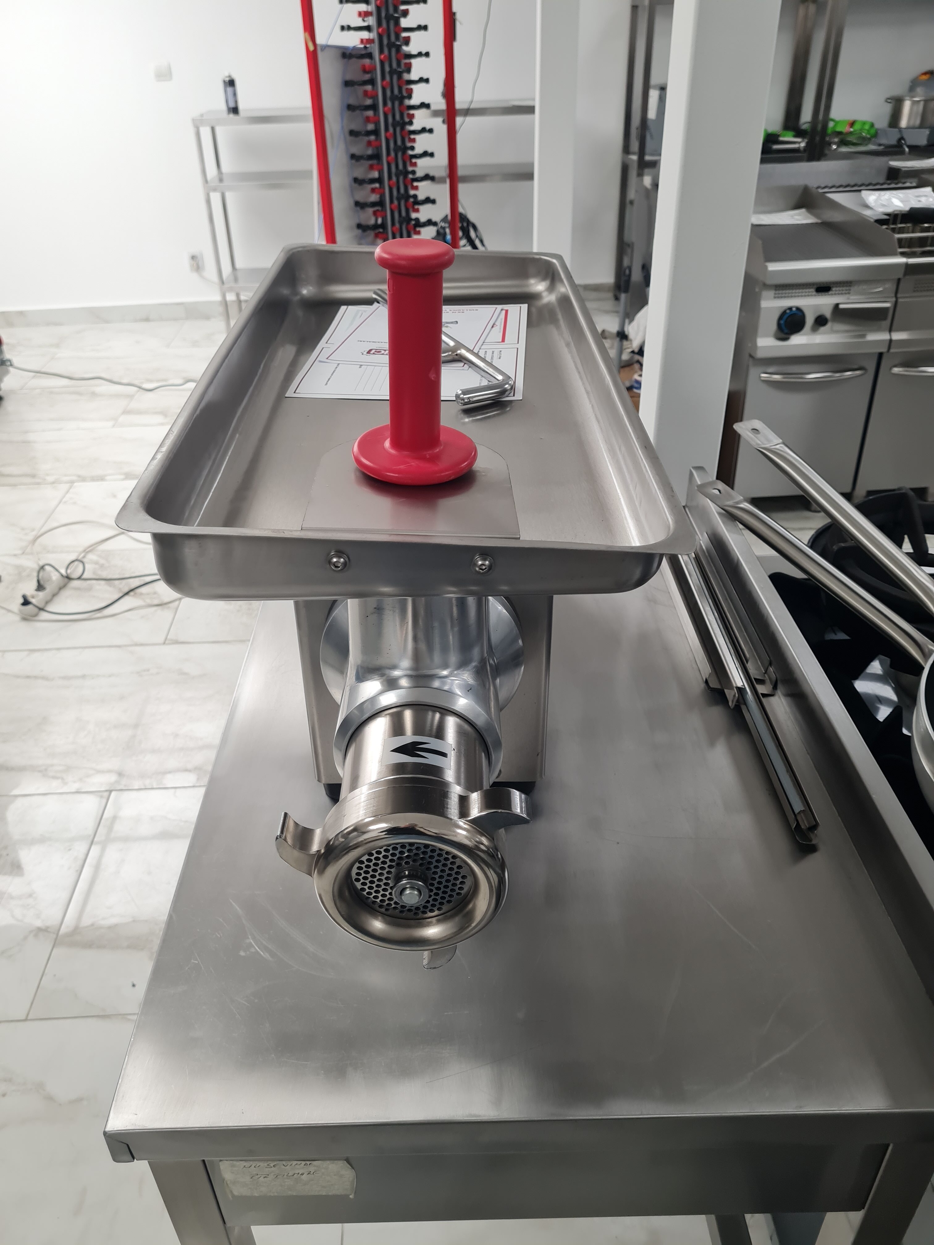 Masina profesionala de tocat carne, 400 Kg/h, alimentare 230V sau 380V Masina profesionala de tocat carne, 400 Kg/h, alimentare 230V sau 380V