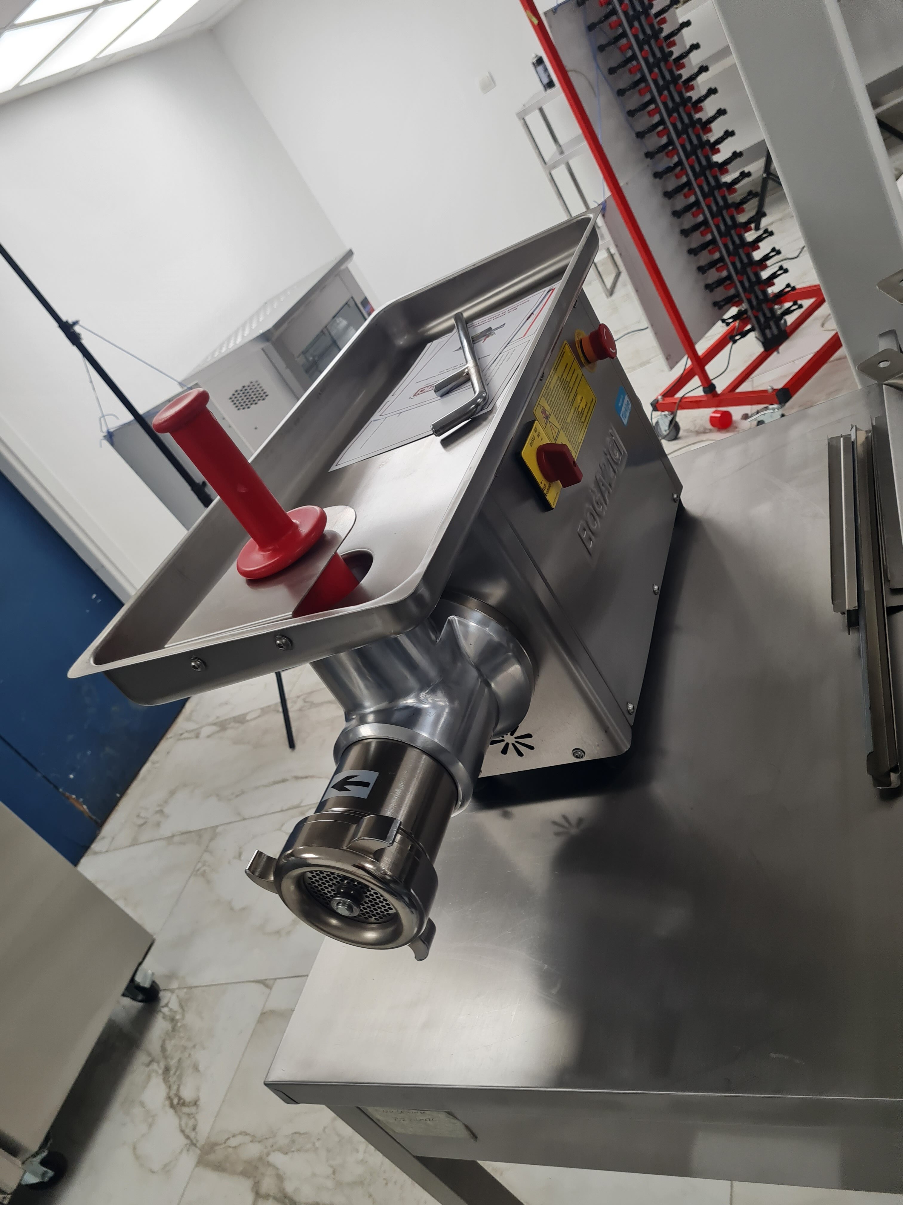 Masina profesionala de tocat carne, 400 Kg/h, alimentare 230V sau 380V Masina profesionala de tocat carne, 400 Kg/h, alimentare 230V sau 380V
