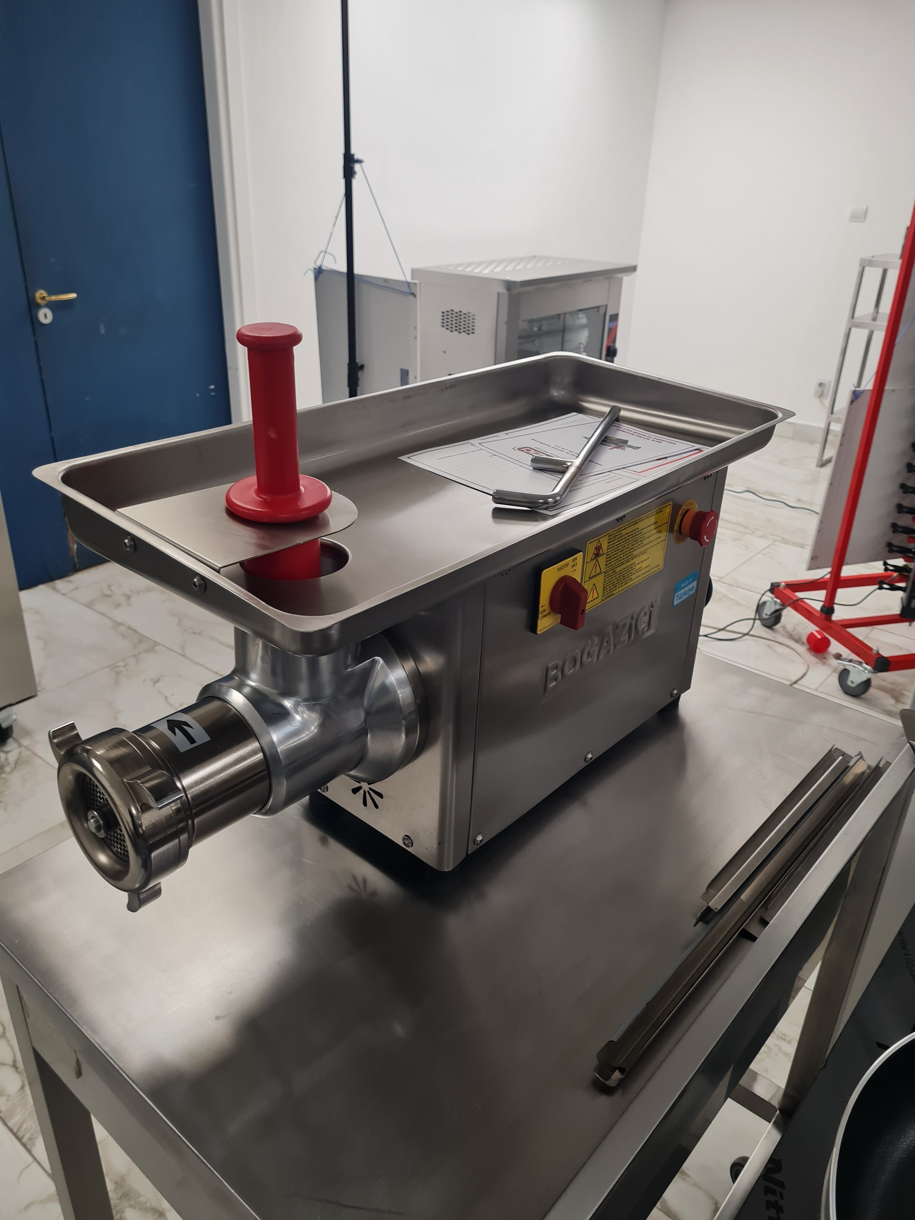 Masina profesionala de tocat carne, 400 Kg/h, alimentare 230V sau 380V Masina profesionala de tocat carne, 400 Kg/h, alimentare 230V sau 380V